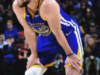 九游娱乐-关于库里回归赛场，惊险取胜首场状态亮眼，湖人观众沸腾！的信息