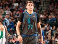 九游体育-穆古鲁扎回归赛场，爆冷首场状态亮眼，独行侠观众沸腾！的简单介绍