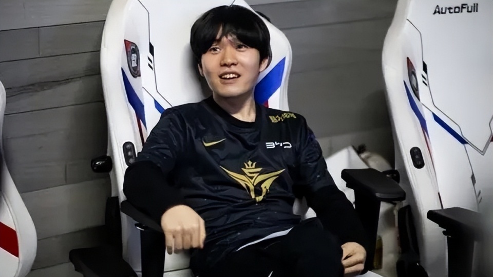 包含Rookie迎来二十赛季高光表现，FPX球迷沸腾！的词条