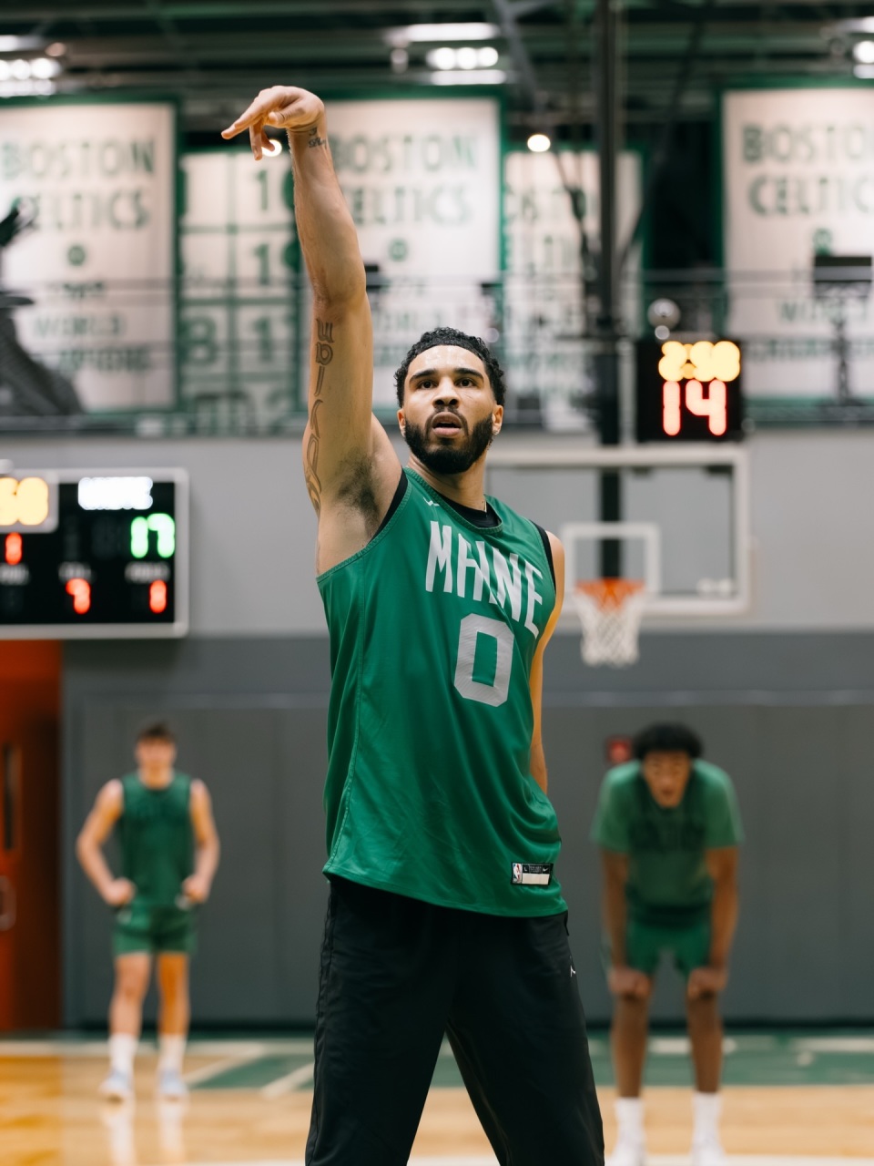 塔图姆独撑两节终造逆转 决胜期致命两断送小卡 塔图姆独撑两节终造逆转 决胜期致命两断送小卡